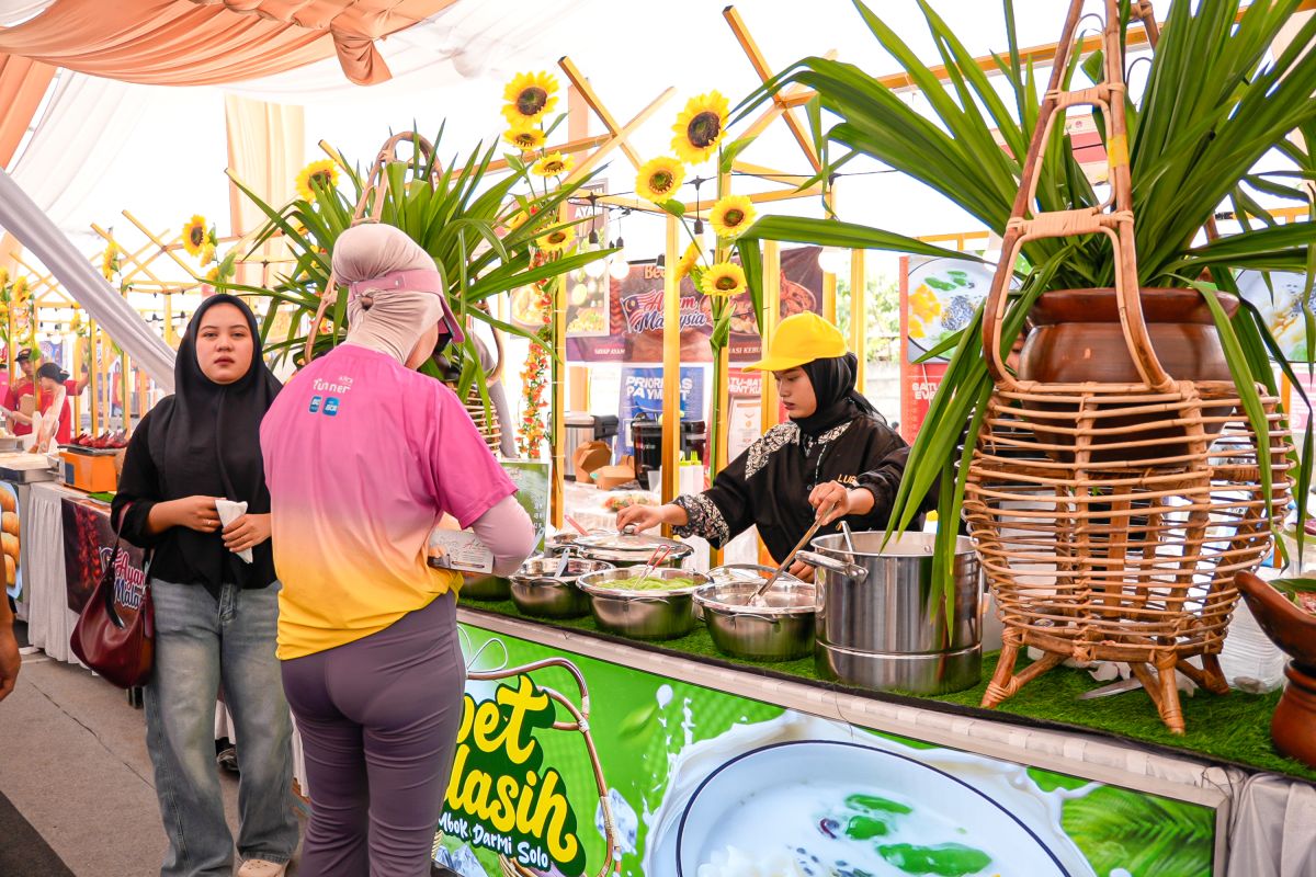 BI and Kendari City Government Expand QRIS Usage Through Culinary Festival