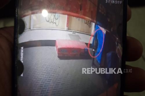 Mystery Man Sets Fire to Street Vendor Carts in Cimahi