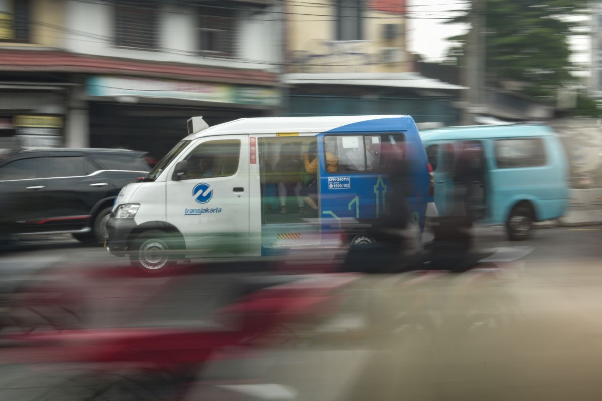 Transjakarta dismisses mikrotrans driver who struck elderly man in Tomang
