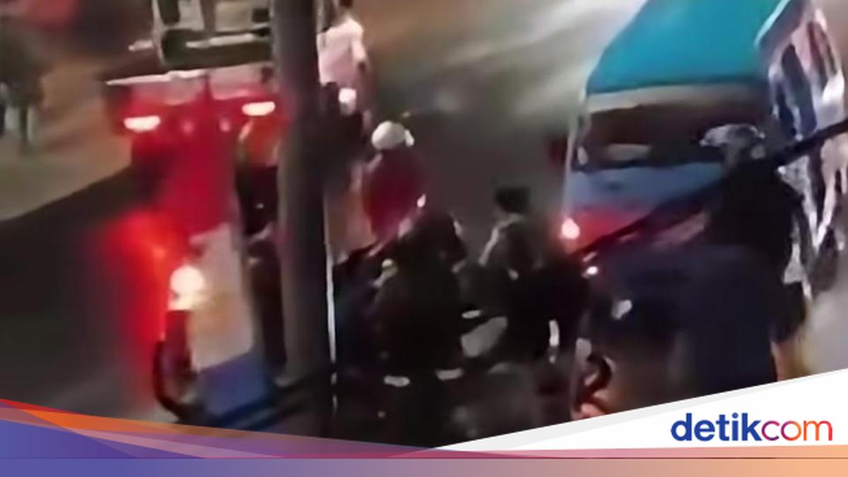 Viral: Several Motorcyclists Fall Due to Leachate Drips in Bantargebang