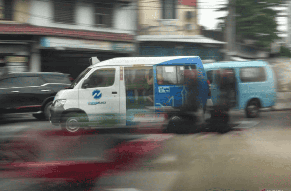 JakLingko Driver Dismissed After Striking Elderly Man in West Jakarta