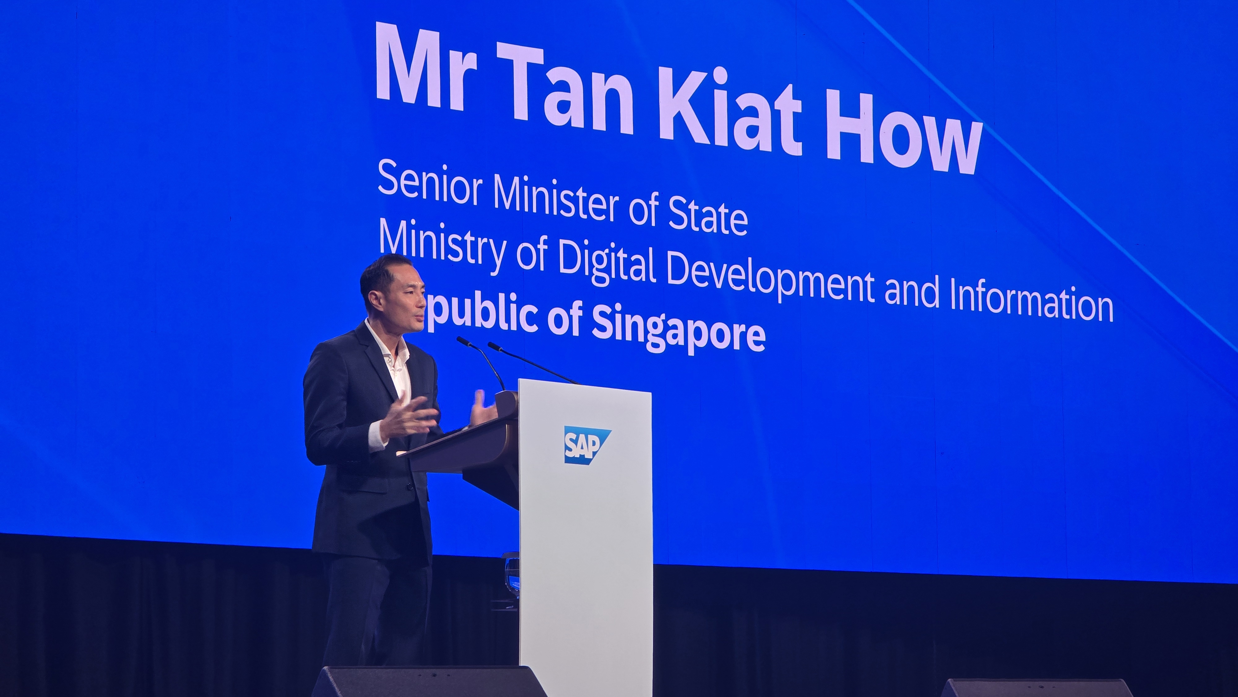 Singapore Minister Urges Human Resource Development in the AI Era