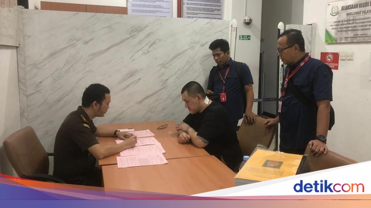 Bareskrim Transfers Drug Suspect 'The Doctor' to South Jakarta Prosecutor's Office