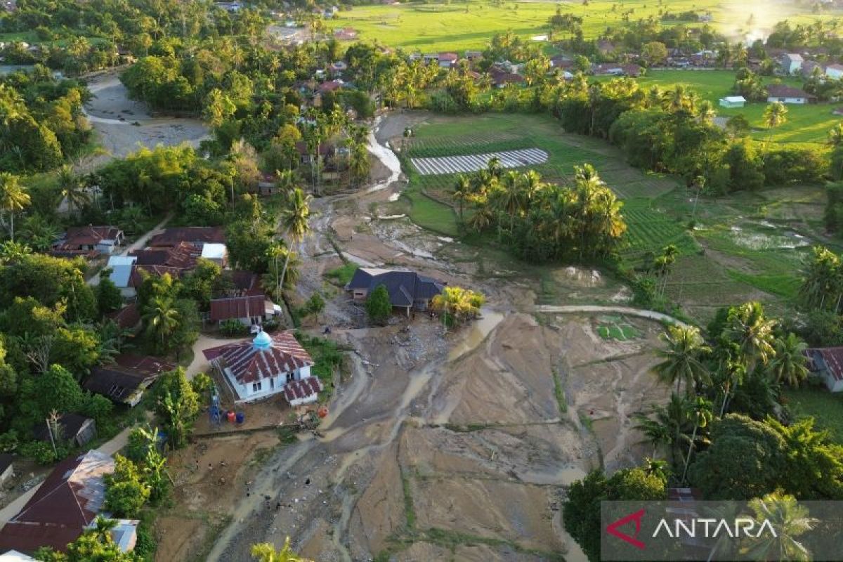 When Extreme Rainfall Meets an Unrecovered Watershed: The Anatomy of the Padang Flood