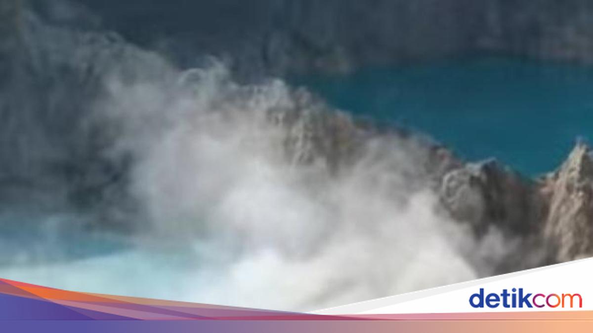 Kelimutu Crater Wall Collapses, Emitting Thick Smoke