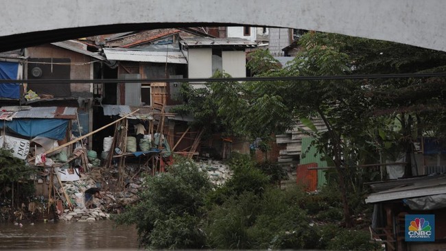 Indonesia's Poor Population Declines Nationally, but Rises in Aceh, Bali, and Papua