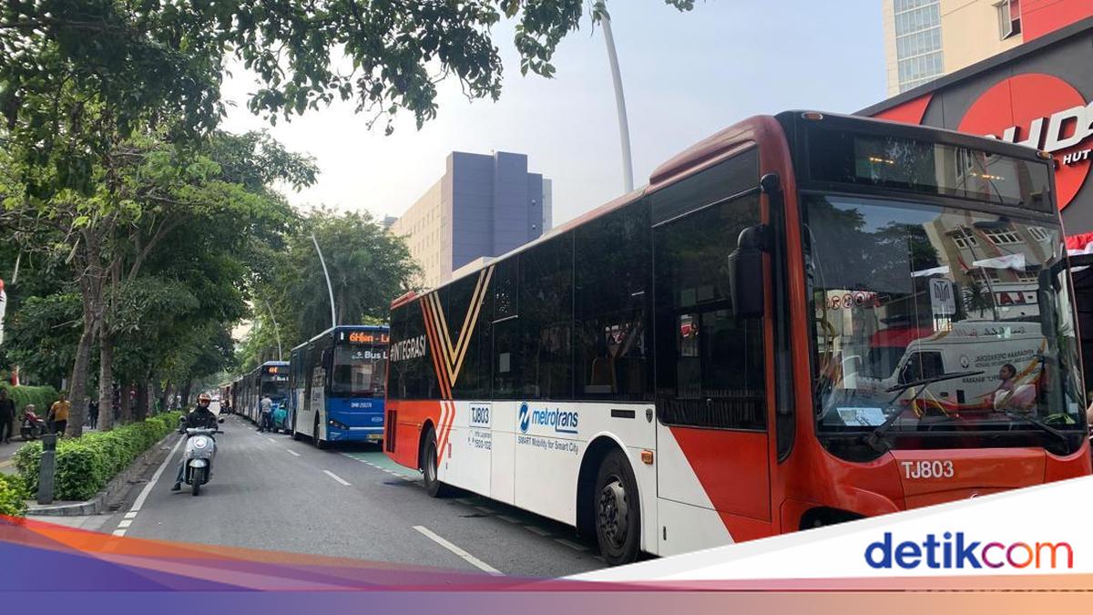 TransJakarta Queues Stretch as Cikini Building Fire Disrupts Traffic