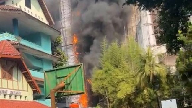Multi-Storey Building in Cikini Engulfed in Flames, Several People Trapped