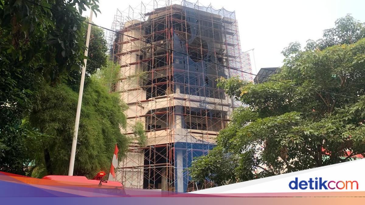 Ten Workers Evacuated from Building Fire in Cikini