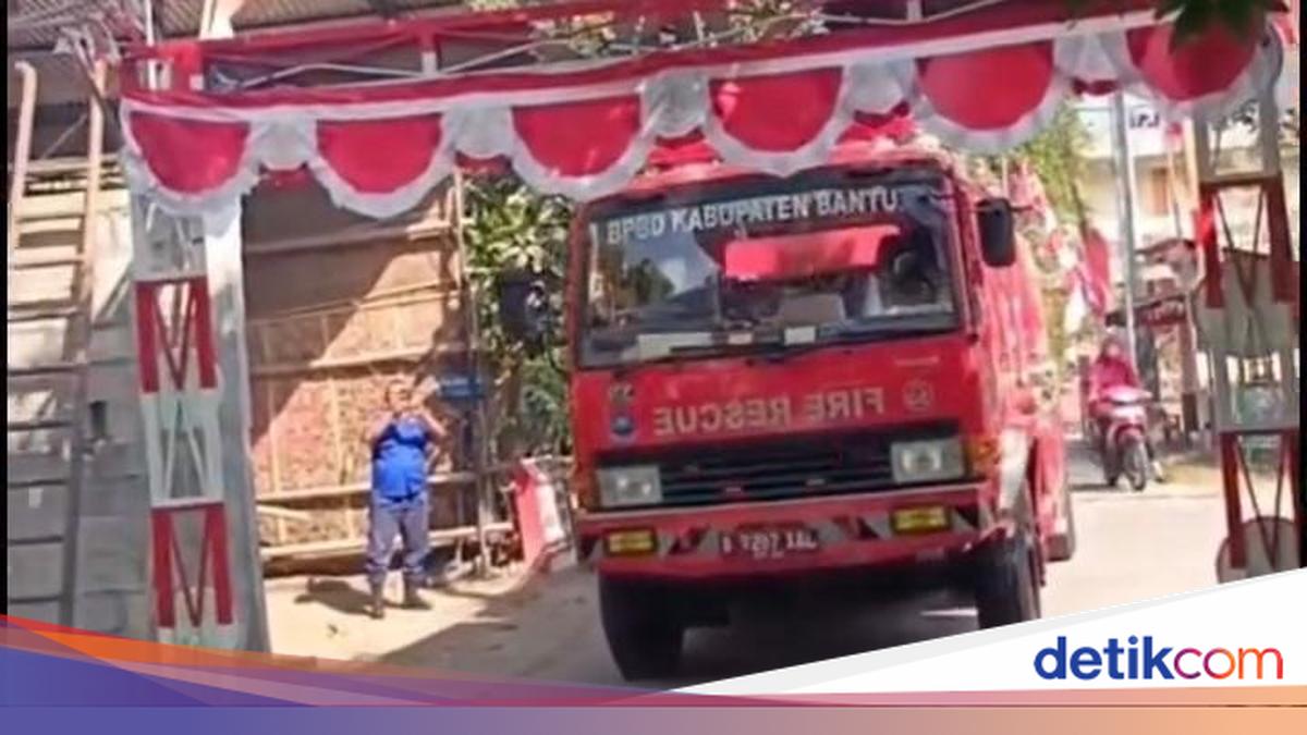 Bantul Fire Truck Forced to Detour Due to Low Independence Day Arch