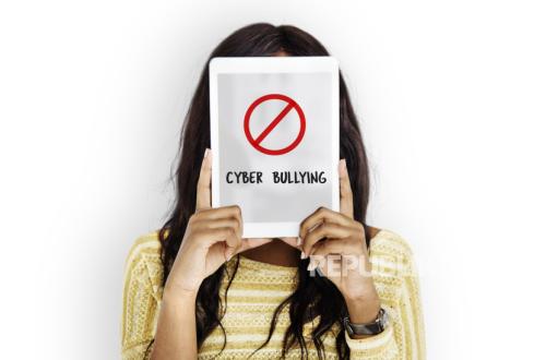 Why People Easily Write Hateful Comments on Social Media