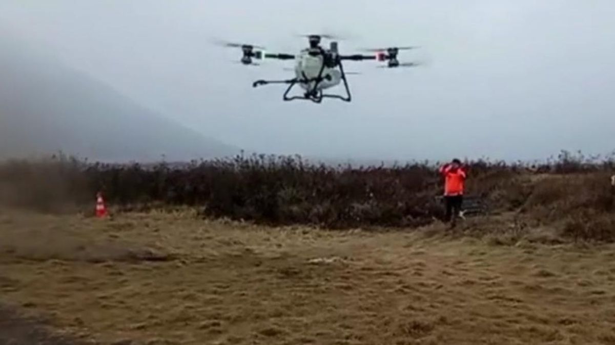 Two Helicopters Deployed to Extinguish 80-Hectare Bromo Fire