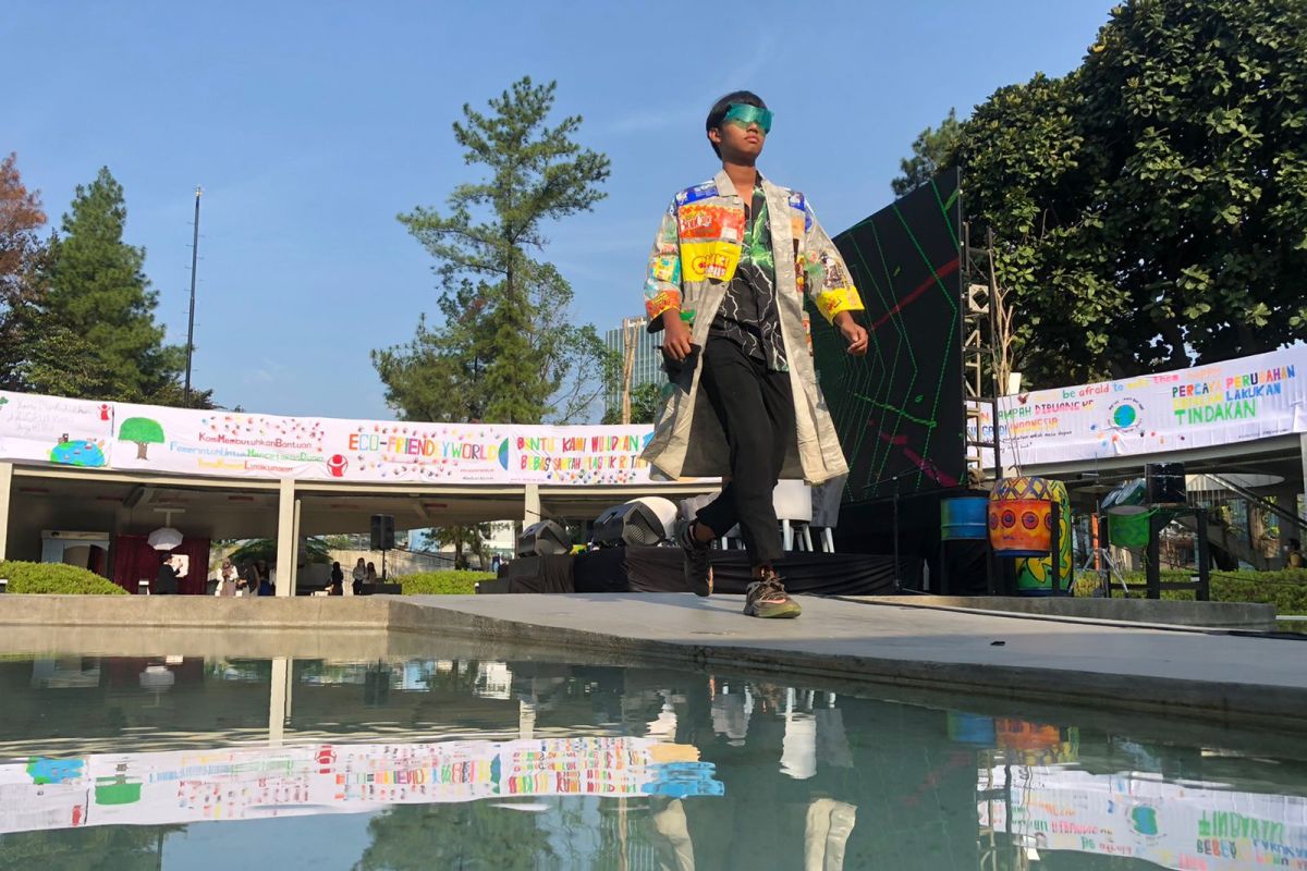 West Jakarta Sub-district Holds Recycled Material Fashion Contest for Independence Day
