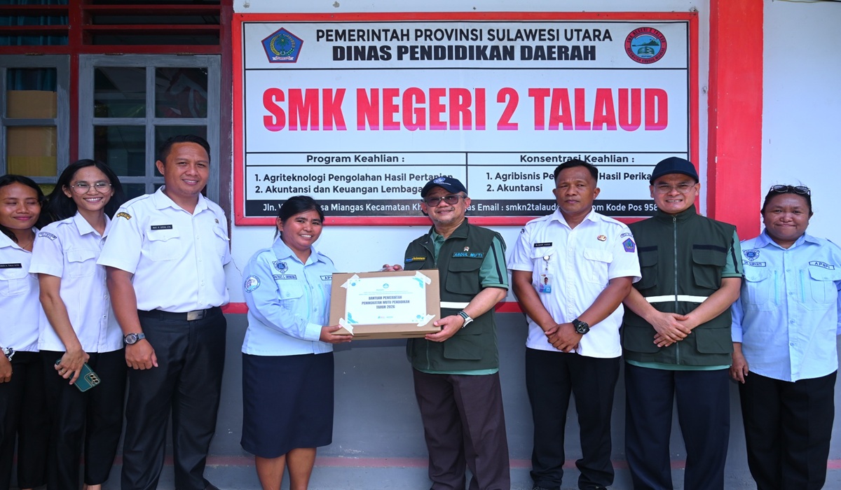 Education Ministry Distributes 30 Laptops to Teachers in Miangas to Boost Digital Access in Remote Regions