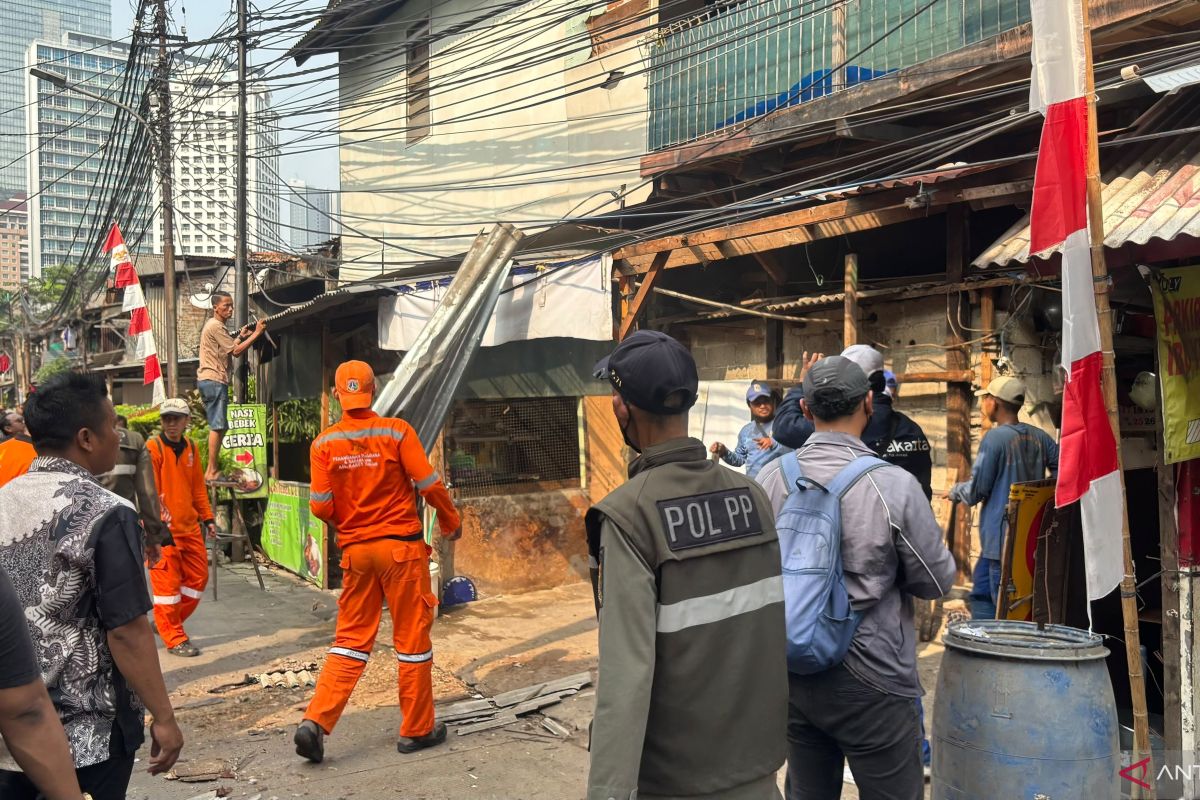 Central Jakarta Administration Clears 95 Buildings Atop Karet Tengsin Water Channel