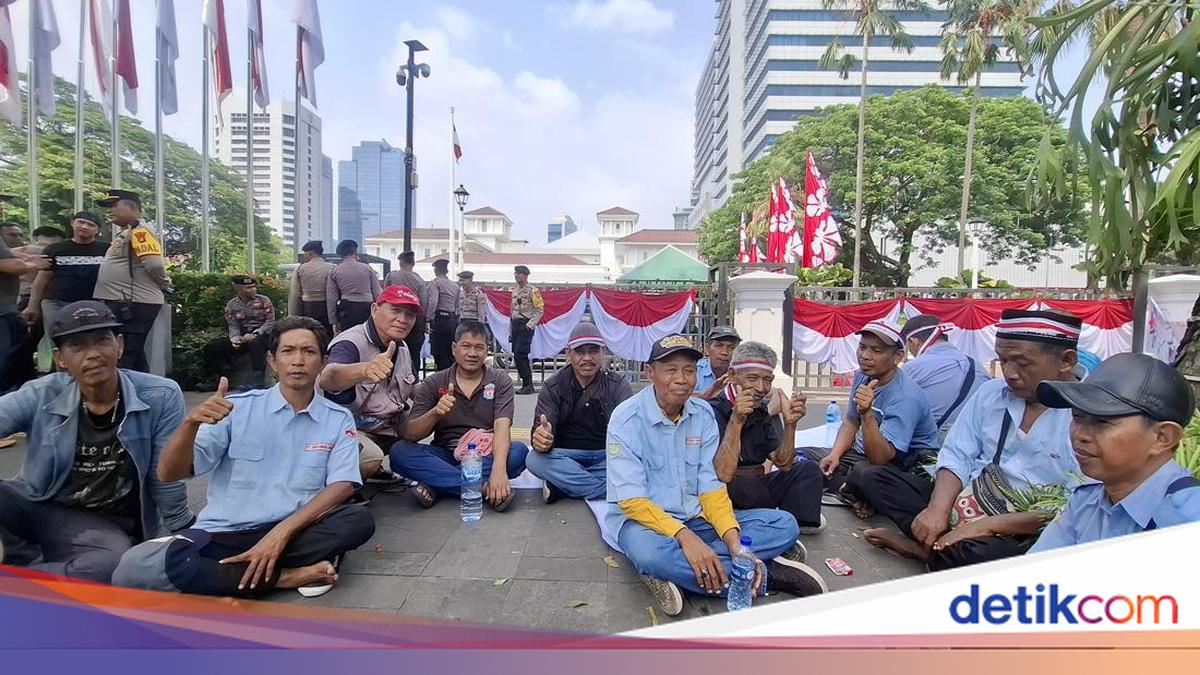 Drivers Protest, Empty Angkot Left Lined Up Near Tebet Station