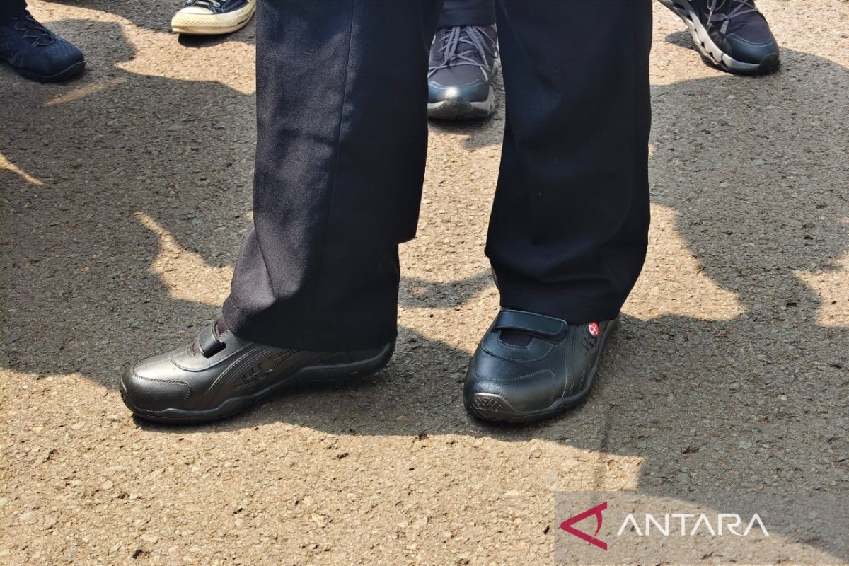 BRIN develops locally-made rubber shoes priced at Rp75,000 for 'Sekolah Rakyat' programme