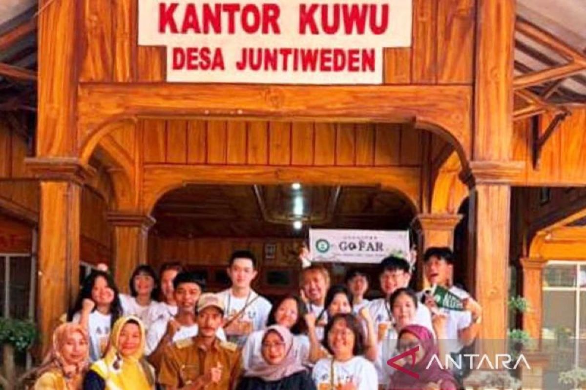 14 Taiwanese Students Conduct Community Service in Indramayu