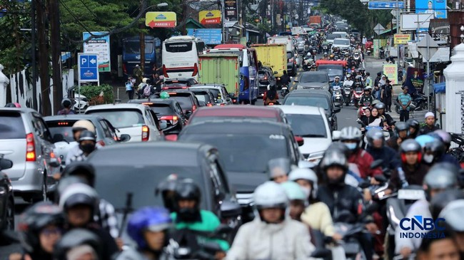More Indonesians Commuting Long Distances, Overwhelmingly by Private Vehicle
