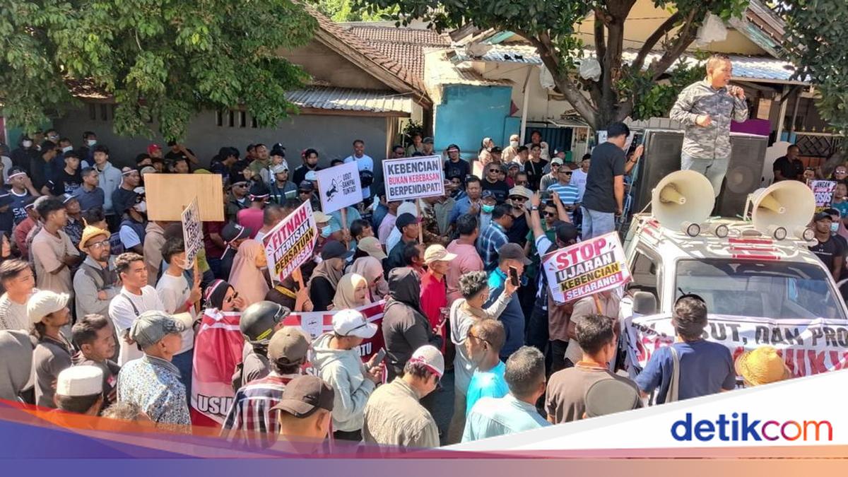Hundreds of Demonstrators Urge East Lombok Police to Investigate Alleged Insult Against Regent