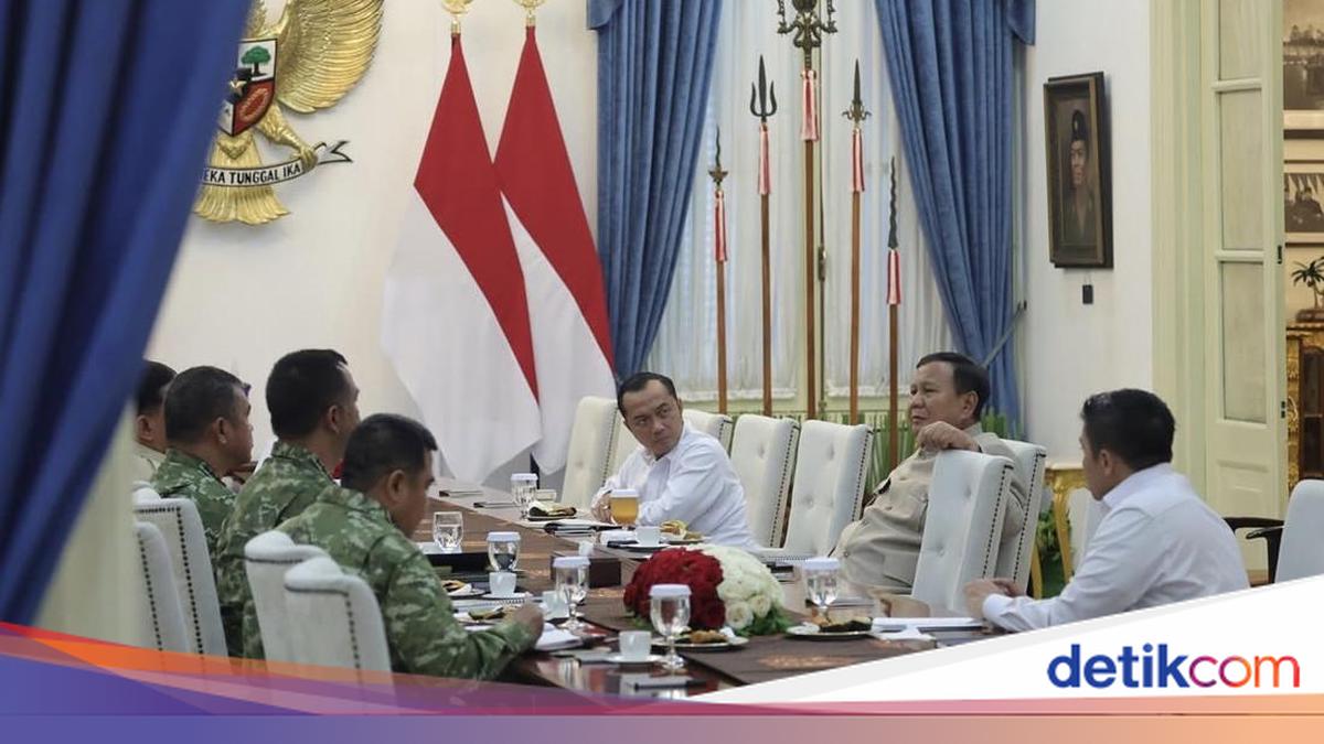 Prabowo Holds Meeting with TNI Commander, Discusses Progress on Bridges and Rural Electrification