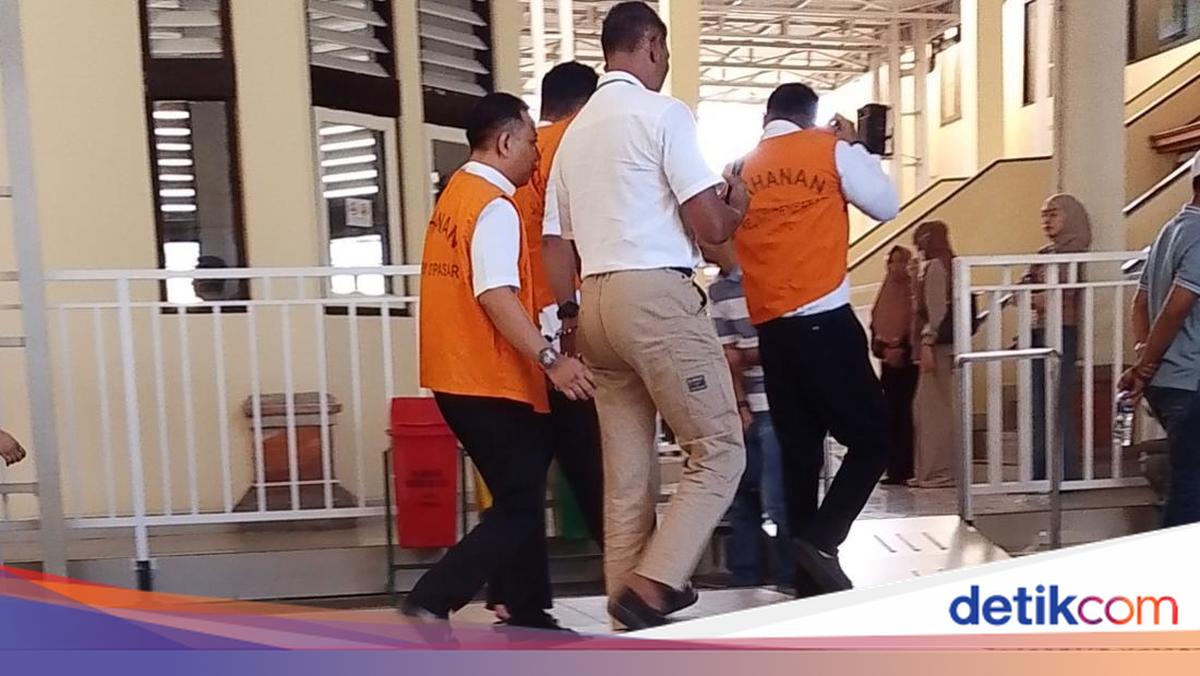 Komcad Member Sentenced to One Year for Illegal Firearm Sales