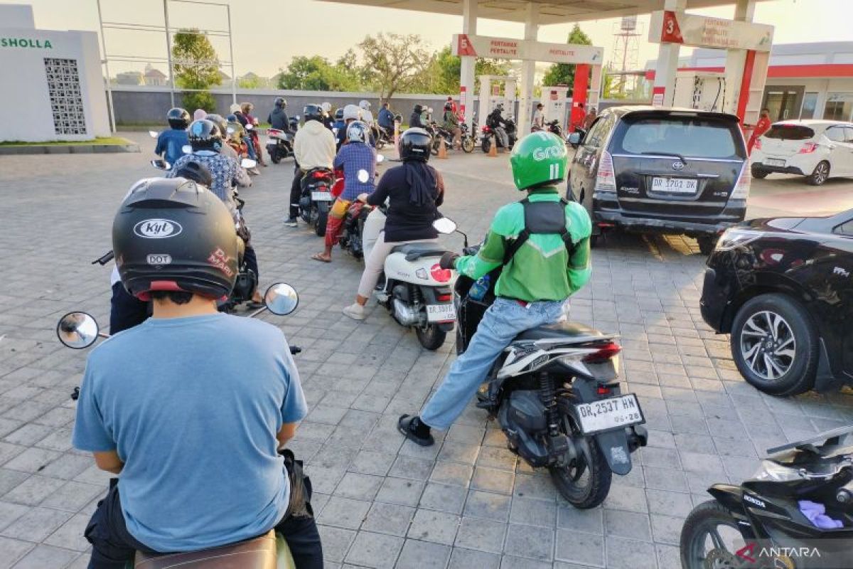 Fuel Queues in Lombok Cut into Working Hours and Incomes