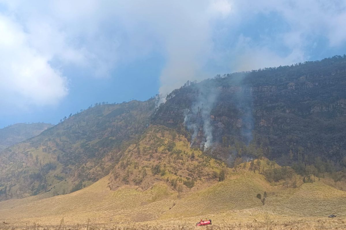 Bromo Savanna Fire Reaches 80 Hectares, Water Bombing Deployed