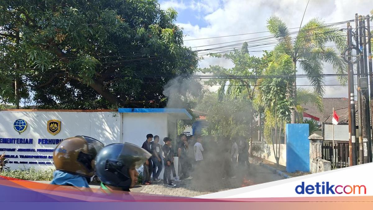 Residents Protest at NTB Transport Office Over Stalled Mandalika Terminal Project Worth IDR 11.5 Billion