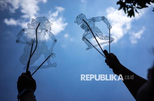Creative Hands of Apul Transform Used Plastic Bottles into Artistic Wayang Puppets