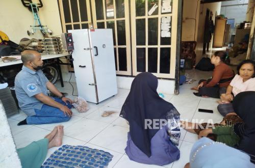 UTS Introduces Smokehouse Technology to Kenjeran Smoked Fish MSMEs
