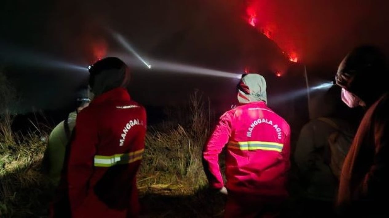 Forestry Ministry Launches Integrated Operation to Tackle Bromo Tengger Semeru Conservation Area Fire