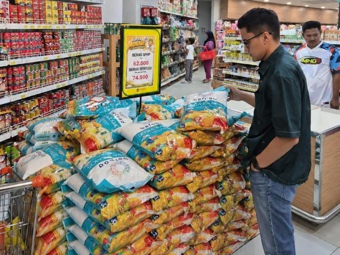 Bulog Indramayu Distributes Premium Rice to Modern Retailers