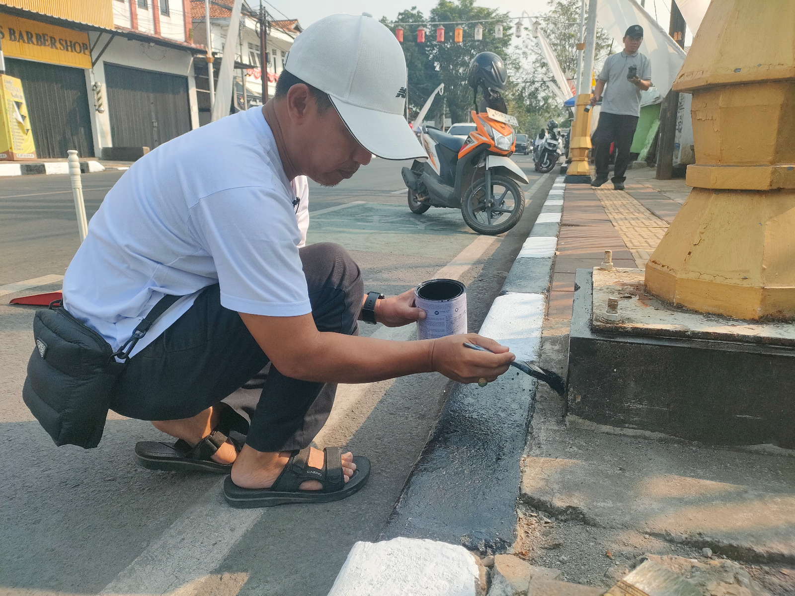 Purwakarta Government Deploys Civil Servants for Kerb Painting Ahead of Independence Day