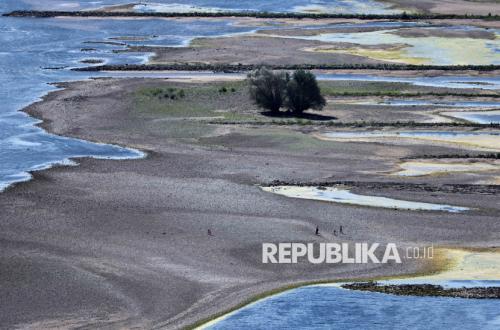 Rhine River Dries Up, Threatening Europe's Economic Lifeline Amid Prolonged Drought