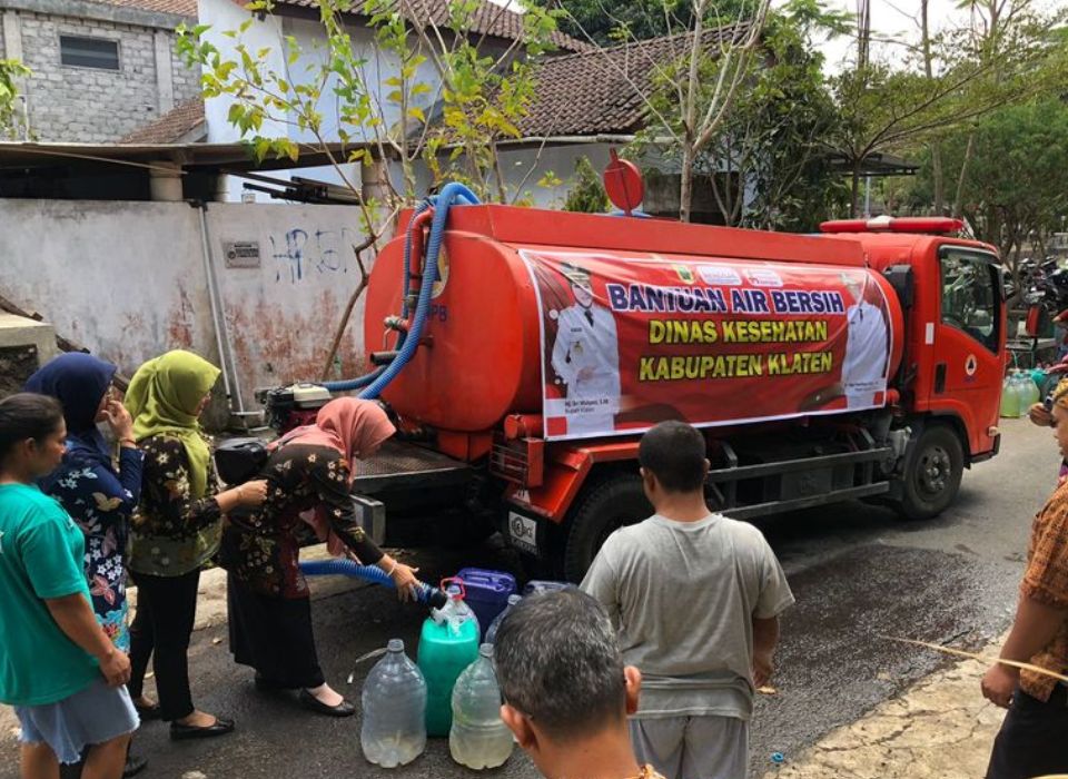 BPBD Klaten Deploys Five Tanker Trucks to Distribute Clean Water Amid Drought