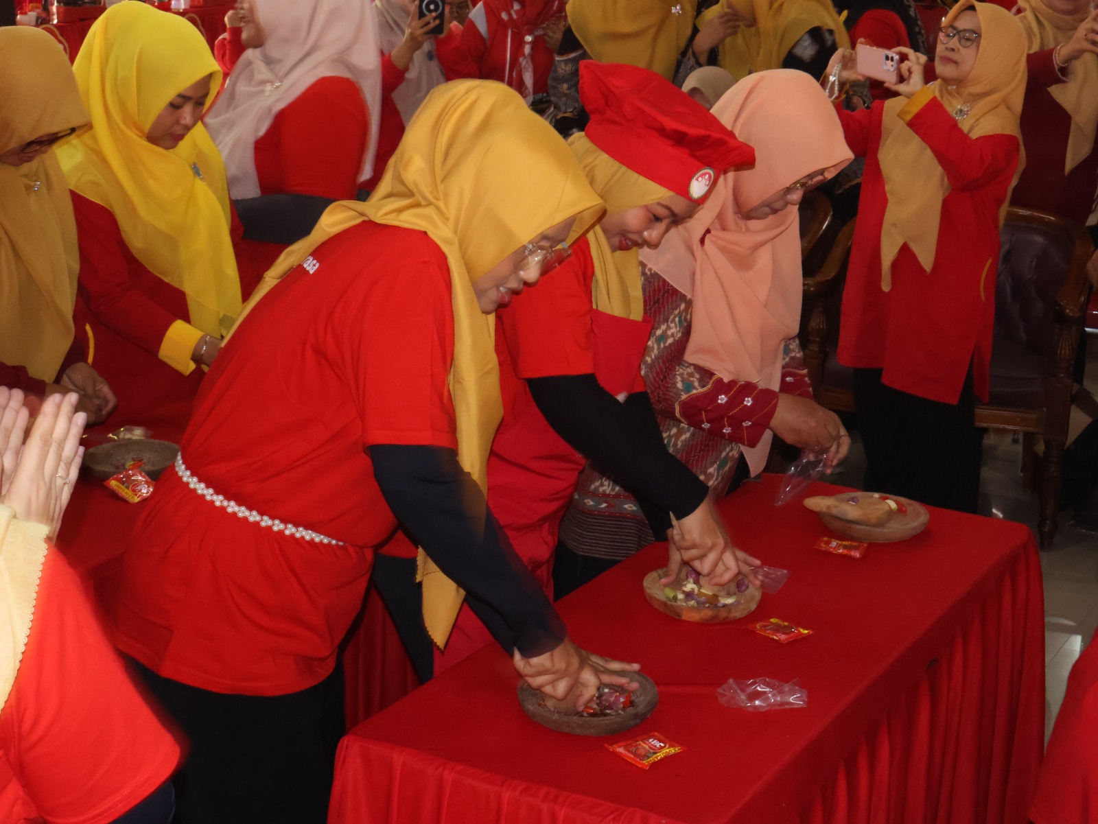 Brebes Mothers Compete in Sambal-Making While Dancing for 81st Independence Day