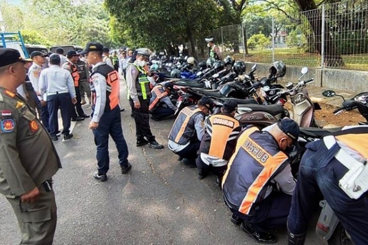 234 Motorcycles Impounded in West Jakarta for Illegal Parking