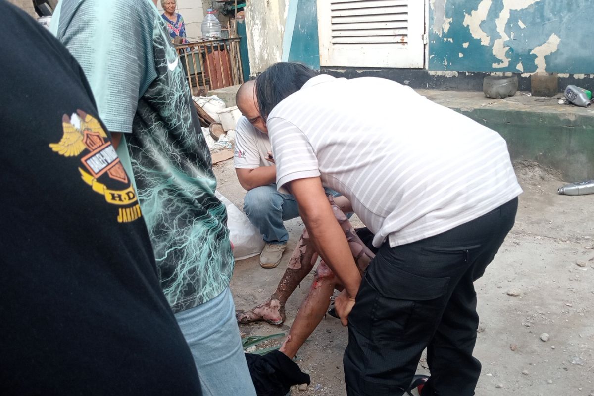 Man Suffers Severe Burns After Electrocution While Attempting to Steal Cables from PLN Substation