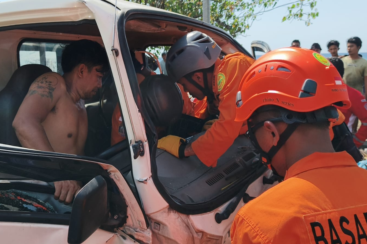 SAR Team Evacuates Driver Trapped in Cabin After Truck Collision in Buleleng