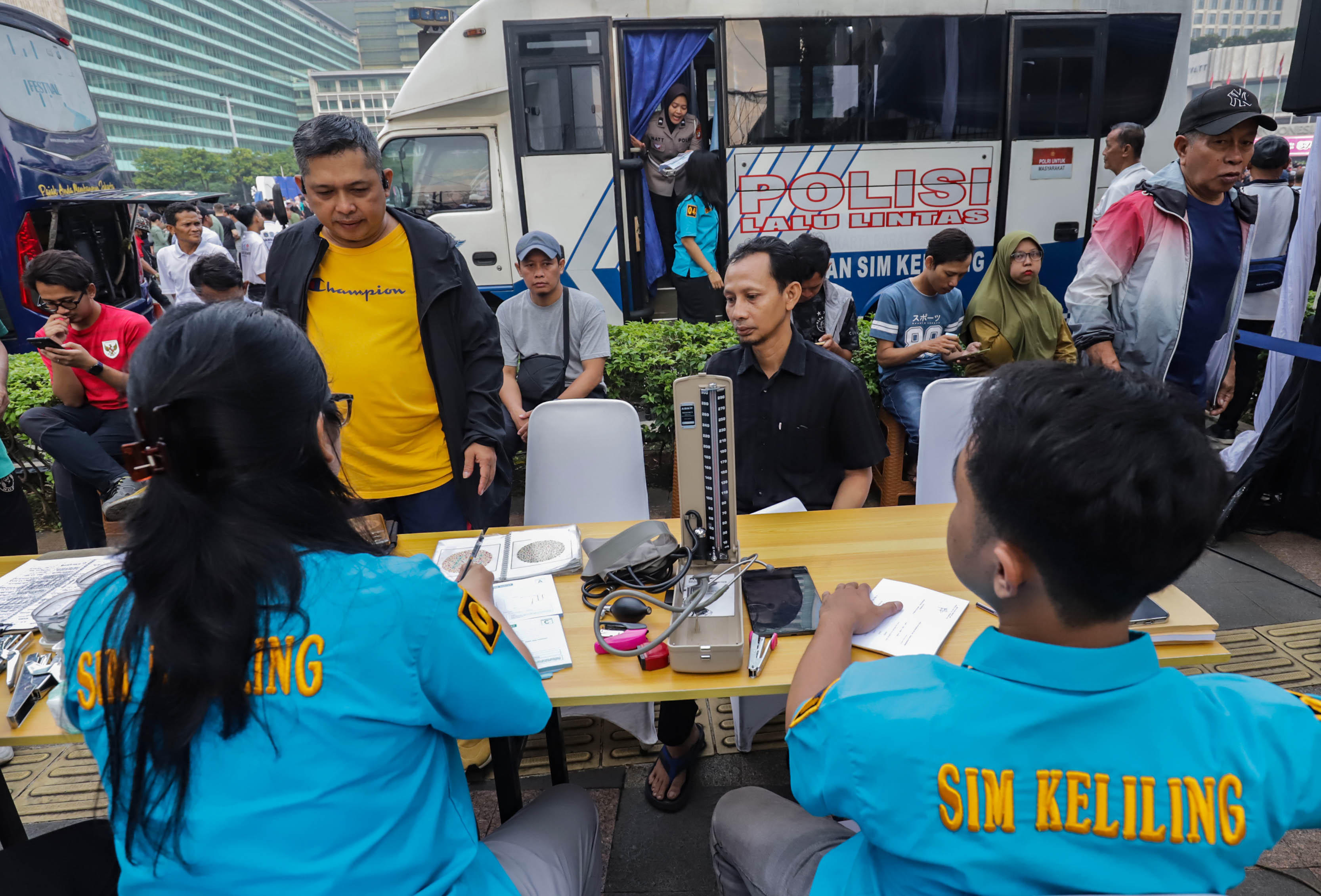 Open Until Noon, Check Locations for Mobile SIM Services in Jakarta Today