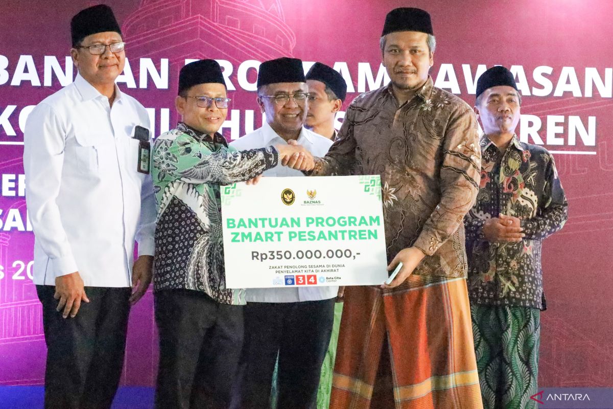 Baznas and Coordinating Ministry Distribute Economic Empowerment Aid to Pesantren in Gresik