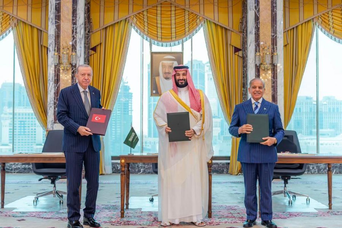 Turkish FM: New Trilateral Defence Pact Does Not Target Iran