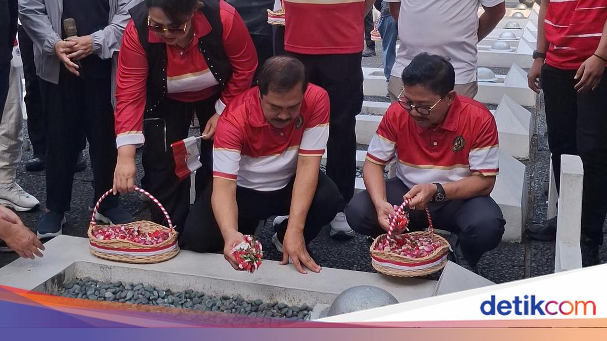 Minister of Immigration and Corrections Visits Taruna Heroes Cemetery Ahead of 81st Independence Day