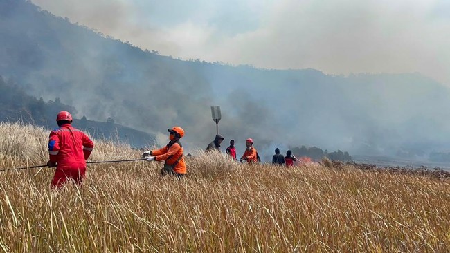 Bromo Fire Rages for Six Days, Indonesian Navy Deployed