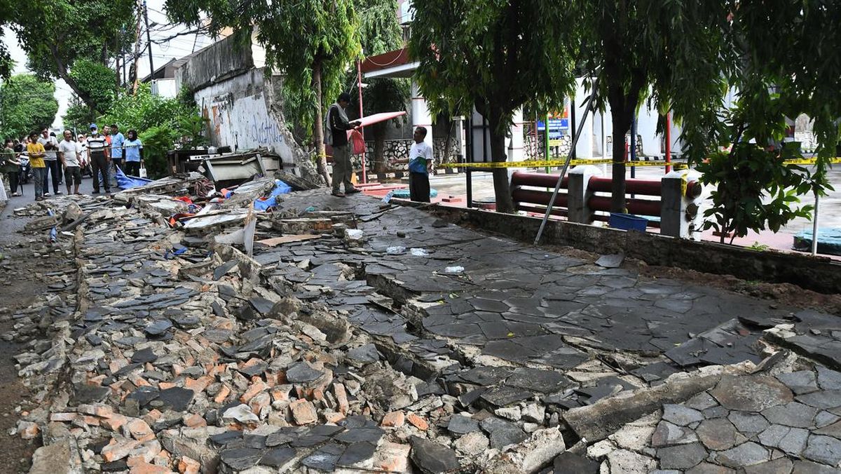 School Boundary Wall Collapses in Sleman, Injuring 10 During Independence Day Walk