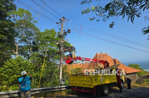 70 Personnel Deployed to Strengthen Electricity Network in Gunungkidul Ahead of Independence Day