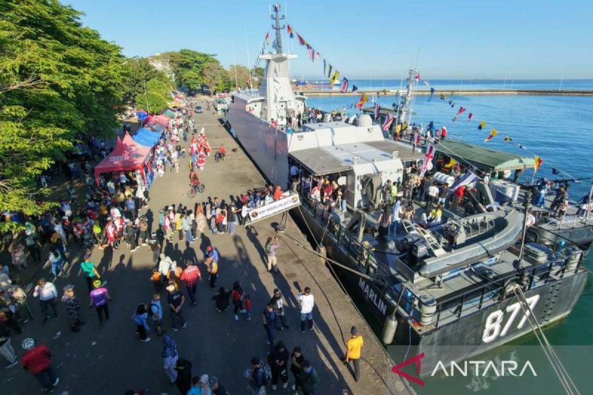 Thousands Flock to Makassar Naval Base for Warship Open Day