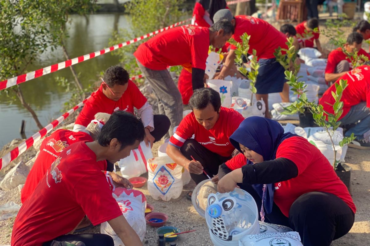 PTFI Promotes Environmental Awareness Through Community Clean-Up in Gresik