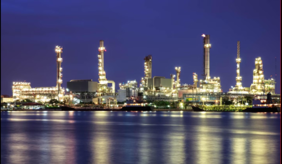 Aramco Oil Refinery Attacked by Houthi Drone, Iran Sets Conditions for Opening Strait of Hormuz